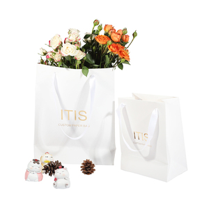 ถุงกระดาษคราฟท์สีดำด้านขนาดใหญ่สำหรับบรรจุภัณฑ์ผ้าหรูหราพร้อมโลโก้สั่งทำ - Product Image 6