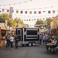 Food Truck à hamburgers à deux niveaux, remorque alimentaire extérieure, food truck avec cuisine complète et toilettes
