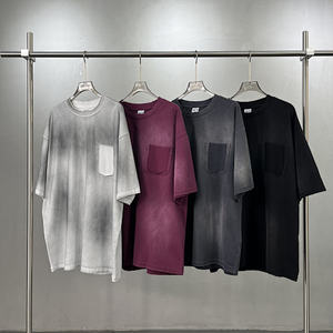 Camiseta de hombre de punto liso 100% algodón con efecto lavado vintage, bolsillo y borde sin rematar, manga corta, estilo desgastado - Product Image 1