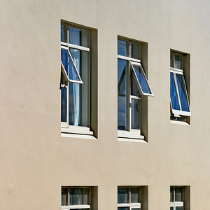 Fenêtres à auvent en aluminium conformes à la norme AS2047, fenêtres résistantes aux ouragans, style auvent, fenêtre à manivelle avec enrouleurs à chaîne - Product Image 3
