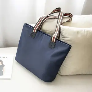 OEM ve ODM klasik tasarımcı kadın naylon alışveriş çantası ağır sağlam katlanabilir açık seyahat nedensel çanta