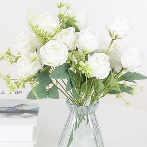 Bouquets de roses artificielles hautement réalistes de style européen à 7 têtes pour la décoration intérieure, hôtelière et extérieure, et les arrangements en boîte de fleurs - Product Image 1