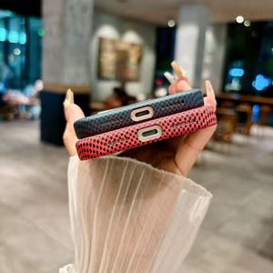 Étui rigide de luxe antichoc magnétique anti-traces de doigts en TPU+PC avec motif de personnage de dessin animé pour <span class=keywords><strong>iPhone</strong></span> 16 15 14 13 <span class=keywords><strong>12</strong></span> <span class=keywords><strong>Pro</strong></span> <span class=keywords><strong>Max</strong></span> sans fil - Product Image 5
