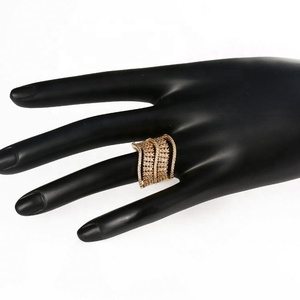 แหวนแต่งงานแฟชั่น แหวนหมั้น ชุบทอง 18k ประดับเพชร CZ สำหรับผู้หญิง - Product Image 3