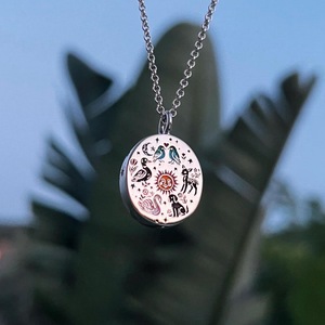 Collar con Colgante Redondo de Acero Inoxidable con Decoraciones Pintadas de Conejo, Perro, Pájaro, Cisne y Sol. - Product Image 1