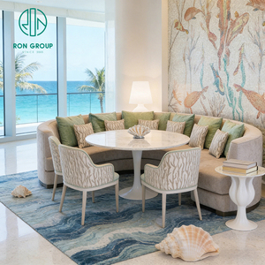 Muebles Costeros de Lujo, Banqueta Curva Tapizada en Tela Beige con Mesa de Café Tapizada en Mármol y Sillas para Hotel y Restaurante - Product Image 2