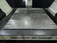 Machine de gravure CNC à portique grand format 3 axes avec moteur servo 7,5 kW, roulement simple, contrôle PLC et système de serrage automatique