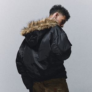 Мужская куртка-бомбер с меховой подкладкой и капюшоном - Product Image 3