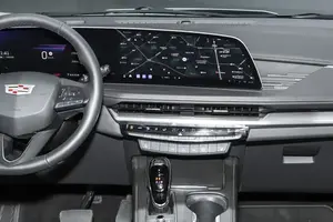 <span class=keywords><strong>Cadillac</strong></span> <span class=keywords><strong>XT4</strong></span> 25T 2WD <span class=keywords><strong>2024</strong></span>, SUV compact avec moteur 1.5T 48V Mild Hybrid, intérieur en cuir foncé, pneus R18, équipements de sécurité standard - Product Image 5