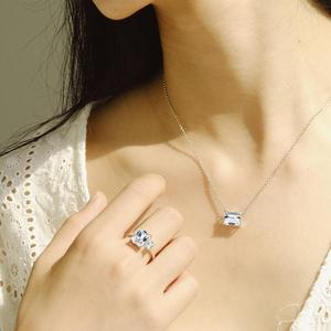 Élégante bague <span class=keywords><strong>solitaire</strong></span> <span class=keywords><strong>en</strong></span> zircone cubique pour elle - Style doré à l’or 10 carats - Product Image 3