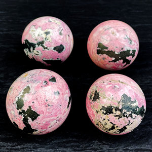 Cristales de Alta Calidad al por Mayor, Piedras Curativas, Esfera de Rodonita Rosa y Negra de Perú para Meditación - Product Image 1