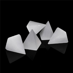 Mundo de cristales Feng Shui, pirámide de <span class=keywords><strong>selenita</strong></span> grabada - Product Image 1