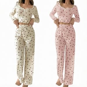Conjunto Casual de 2 Piezas: Camiseta Suave de Invierno con Estampado Floral Pequeño y Ribete Ondulado, Cintura Elástica, y Pantalones Largos con Encaje en Contraste - Product Image 1