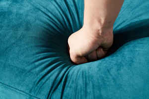 طقم أريكة عصري من القماش المخملي بتصميم فاخر معاصر مع لمسات ذهبية من الفولاذ المقاوم للصدأ للاستخدام في الشقق والفنادق - Product Image 5