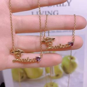 Charme de chapeau de remise de diplôme personnalisé, collier Jessica, pendentif en forme de cœur, gemme personnalisée, cadeau de classe pour les étudiants - Product Image 1