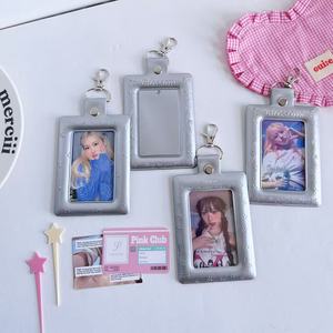 حامل بطاقات من البلاستيك PVC بتصميم نجمة وقلب وشريط فضي مقاس 3 بوصات، منظم لبطاقات الصور وحامل شارات الهوية، متوفر بالجملة - Product Image 4