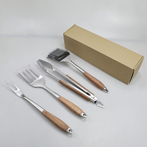 Set di Utensili per Barbecue in Legno di Rosa, Accessori Robusti per Grigliare: Spatola, Forchetta, Pennello e Pinze, Set Essenziale per Barbecue all'Aperto - Product Image 6