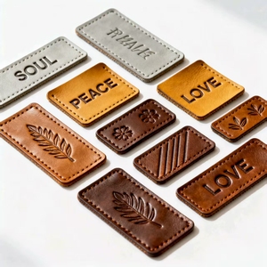 <span class=keywords><strong>Logo</strong></span> personnalisé de <span class=keywords><strong>haute</strong></span> qualité en relief en daim à coudre fer étiquette en cuir écologique estampage à chaud Chine fabricant en forme de rouleau - Product Image 1