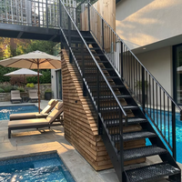 Balustrade moderne en acier galvanisé noir mat antirouille avec garde-corps en verre à poutre simple pour escaliers de condos à plusieurs étages