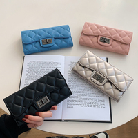 Dompet Wanita Elegan Multi Slot Model Quilted dengan Kunci Logam dan Banyak Kantong, Tempat Kartu Wanita