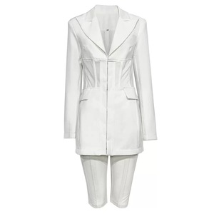 <span class=keywords><strong>Traje</strong></span> de <span class=keywords><strong>Mujer</strong></span> Elegante e Informal con <span class=keywords><strong>Chaqueta</strong></span> Blanca de Cuello en V y Pantalón Midi, Modelo A4434, en Negro - Product Image 2