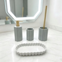 Ensemble de salle de bain en céramique 4 pièces, distributeur de savon doré, porte-brosse à dents, brosse de toilette, plateau de rangement, accessoires de salle de bain modernes