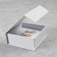 Boîte à bijoux magnétique de luxe blanche PUPPYSEW 9*9*3.5cm en carton pour bracelet, bague, boucles d'oreilles, collier avec logo