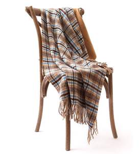 Écharpe en cachemire réversible, un côté à carreaux marron et bleu, l'autre côté uni camel, avec des franges finies à la main - Product Image 1