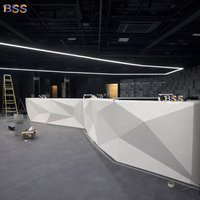 Bar incurvé pour lounge à chicha, comptoir de bar géométrique en surface solide Hanex avec éclairage LED pour restaurant, boîte de nuit, yacht de luxe