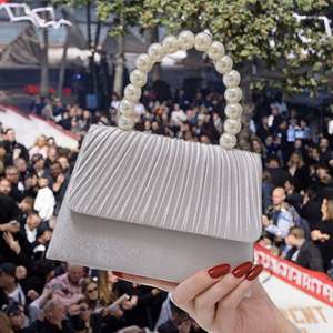 Sacs à main élégants de luxe pour femmes, portefeuilles à main blancs avec nœud en coquillage et forme de cœur en acrylique pour le dîner - Product Image 3