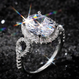 Anello con Pietra Scintillante Ovale per Donne, Anello con Effetto Pavé, Gioiello di Moda per Uso Quotidiano e Feste - Product Image 1