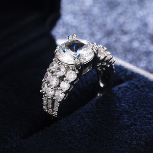Anello F450 con Diamante in Oro Bianco, Taglio Brillante Naturale Rotondo, Colore G, Gioiello da Donna per Fidanzamento - Product Image 2