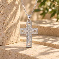 Collier croix ARNAN pour femme en laiton, pendentif entièrement pavé de pierres, chaîne délicate pour la clavicule, bijoux superposables, cadeau en gros pour elle