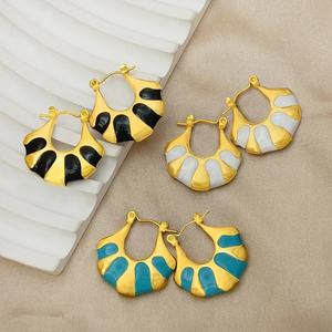 ต่างหูเคลือบ PVD คุณภาพสูง ขายส่ง สแตนเลส 304 ป้องกันการแพ้ กันน้ำ แฟชั่น ต่างหูเคลือบสีตามสั่ง - Product Image 1