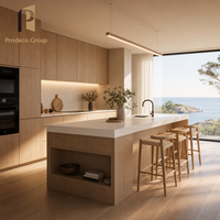 Meubles d'îlot de cuisine en bois massif de chêne avec comptoir en marbre couleur naturelle, conception personnalisée pour projet de construction de villa complète