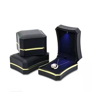 Boîte à bijoux en plastique noir de luxe laquée, emballage de mariage, pour bague et pendentif, avec éclairage LED - Product Image 1