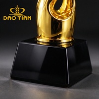 Trophée moderne en résine avec ruban torsadé et étoile dorée, base élégante en cristal, pour récompense de film, de musique, de gala, d'anniversaire, souvenir ou cadeau
