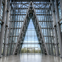Salle d'événements moderne en structure acier avec un design de mur-rideau en verre transparent