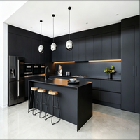 Meuble de cuisine moderne en bois laqué brillant avec îlot en contreplaqué MDF et placard de rangement en aggloméré avec évier pour cuisine de villa