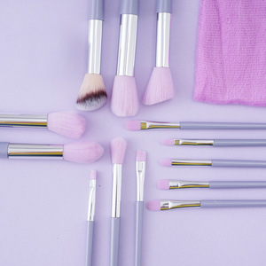 Ensemble de 13 pinceaux de maquillage professionnels à manche en bois et poils synthétiques, avec logo personnalisé, pour le visage, le fond de teint et le correcteur - Product Image 1