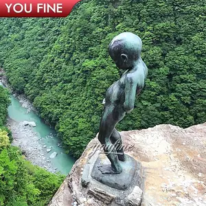 Giardino esterno Bronzo Pipì Bambino Ragazzo Scultura In Metallo Pipì Ragazzo Statua Per Il Parco