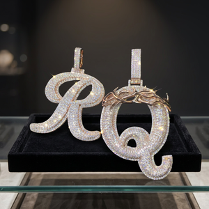 Pendentif de luxe en or 18 carats avec lettre en moissanite et couronne d'épines, breloque initiale, bijoux religieux chrétiens, unisexe, à porter au quotidien - Product Image 1