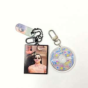 Portachiavi in acrilico personalizzato con charm, stampa olografica a stella arcobaleno in resina epossidica - Product Image 6