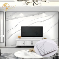 Panneau mural en PVC effet marbre Calacatta blanc brillant avec nuages bleu clair et veines dorées pour meuble TV