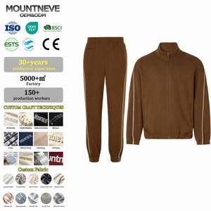 Ensemble de survêtement décontracté 2 pièces pour homme, personnalisé, avec veste zippée intégrale à col montant en maille texturée marron, et pantalon de jogging à cordon de serrage avec passepoil contrastant, en tissu gaufré, OEM - Product Image 1