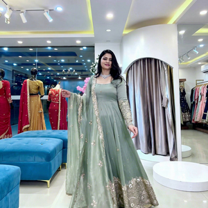 Elegante Traje Anarkali de Seda Verde Salvia con Bordado y Dupatta, Vestido Tradicional Indio/Pakistaní para Mujer, Largo hasta el Suelo - Product Image 1