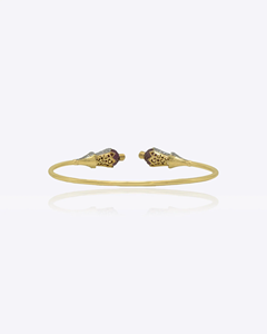 Brazalete Serene Grace, Elegante y Minimalista, Joyería de Diseño, Brazalete Dorado con Estilo, Accesorio Moderno y Chic - Product Image 3