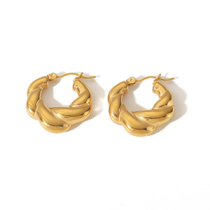 Boucles d'oreilles créoles plaquées or 18 carats, design torsadé en forme de C, bijoux tendance pour femmes - Product Image 4