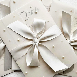 Tarjetas de Invitación de Boda Modernas y de Lujo con Acabado Mate Ecológico y Perlas - Product Image 1