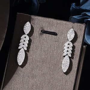 Ensemble de bijoux de mariage de luxe en argent plaqué, entièrement serti de diamants, avec collier à pampilles, boucles d'oreilles, bague et bracelet en zircon - Product Image 4